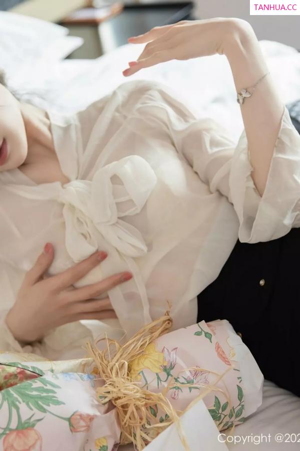 Carina Lee Carina布丁 [XiuRen]高清写真图 2025.05.23 No.10319 布丁wow 魅惑黑丝第16张图片